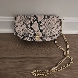 Michael Kors MILA small crossbody 
Natural color